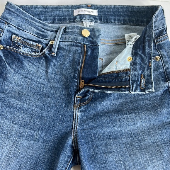 Good American Good Legs Blue 187 skinny jean w some distressing and zip closure - Picture 6 of 16